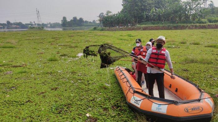 Wakil Wali Kota Depok, Imam Budi Hartono, membersihkan sampah di Situ Tujuh Muara, Minggu (19/9/2021).