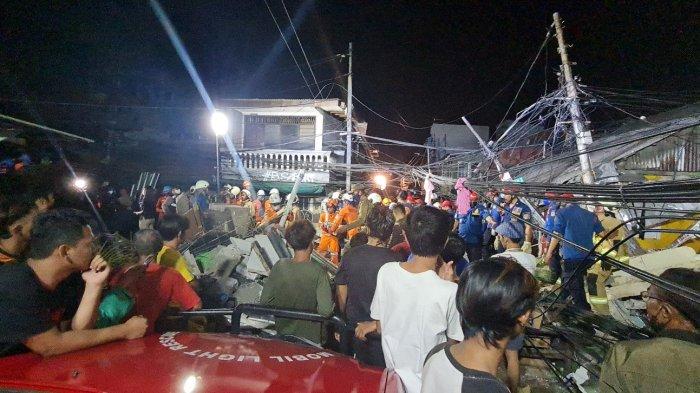 Suasana evakuasi rumah ambruk di Jalan Kp Rawa Sawah II, Kelurshan Galur, Johar Baru, Jakarta Pusat pada Kamis (28/7/2022).