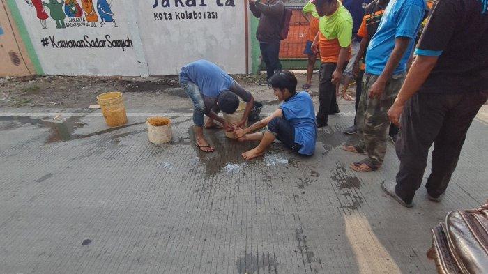 Sopir angkot KWK 02 Cengkareng - Kota, Rama (19) mengerang kesakitan saat berupaya memadamkan api yang membakar angkotnya di Jalan Pangeran Tubagus Angke, Grogol Petamburan, Jakarta Barat pada Jumat (15/7/2022).