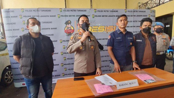 Kapolsek Metro Tamansari, AKBP Rohman Yonky Dilatha merilis kasus sopir taksi online bawa kabur tas penumpang tertinggal disertai pencurian isi tas di Mapolsek Metro Tamansari pada Senin (11/7/2022).
