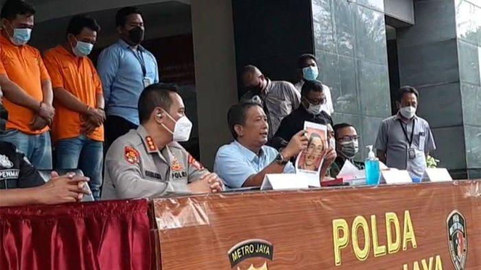 Direktur Reserse Kriminal Umum Polda Metro Jaya Kombes Tubagus Ade Hidayat memperlihatkan foto Baharudin, pelaku penusukan anggota Yonif Raider Kostrad Pratu Sahdi saat rilis di Polda Metro Jaya, Jakarta, Selasa (18/1/2022). Baharudin berstatus DPO dan sudah ditetapkan sebagai tersangka bersama DPO lain, yakni Ardi dan Sapri.