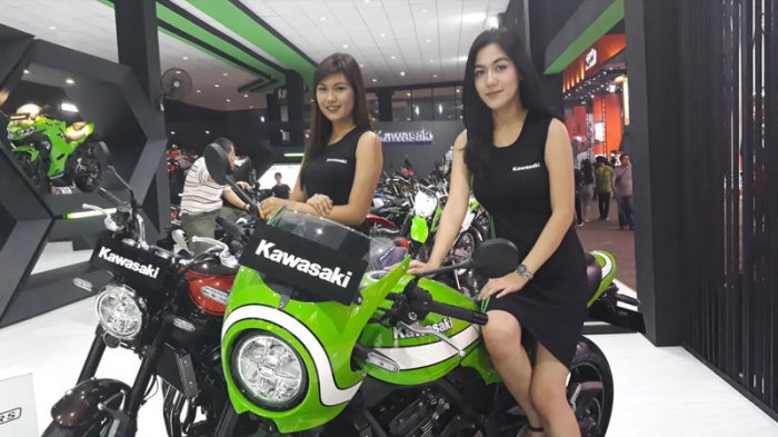 Desi dan Cindy yang merupakan Sales Promotion Girl (SPG) Sepeda Motor di PRJ