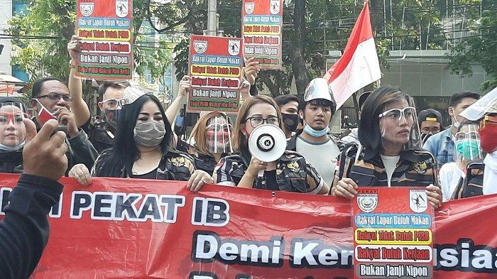 Massa aksi yang mengatasnamakan dari Srikandi Pembela Kesatuan Tanah Air Indonesia Bersatu (Pekat IB) menggeruduk kantor DPRD DKI Jakarta, Senin (5/10/2020) siang.