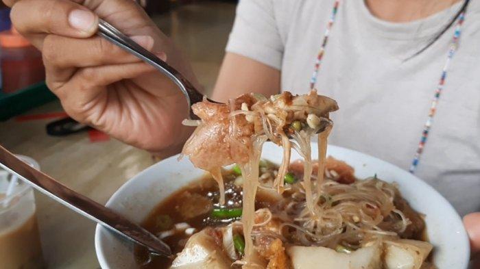 Sroto Sokaraja merupakan kuliner khas Banyumas yang sudah cukup terkenal di nusantara. Untuk bisa mencicipinya, tak perlu jauh-jauh ke Jawa Tengah. Datang saja ke Taman Mini Indonesia Indah (TMII) Jakarta Timur.