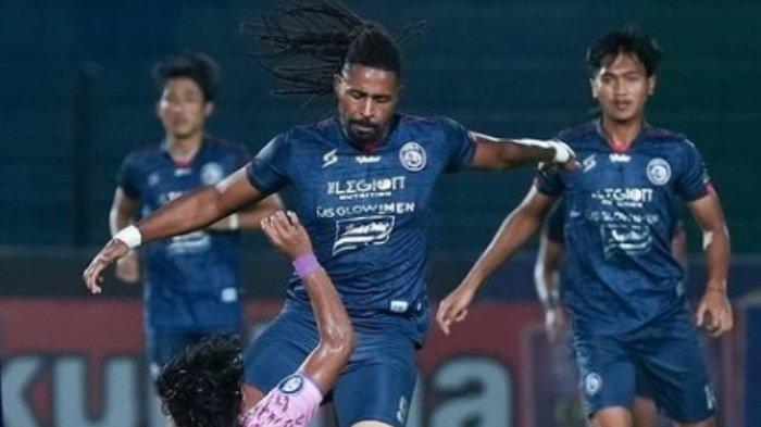 Striker Arema FC Carlos Fortes (tengah) dalam laga melawan Persita Tangerang, Rabu (27/10/2021).