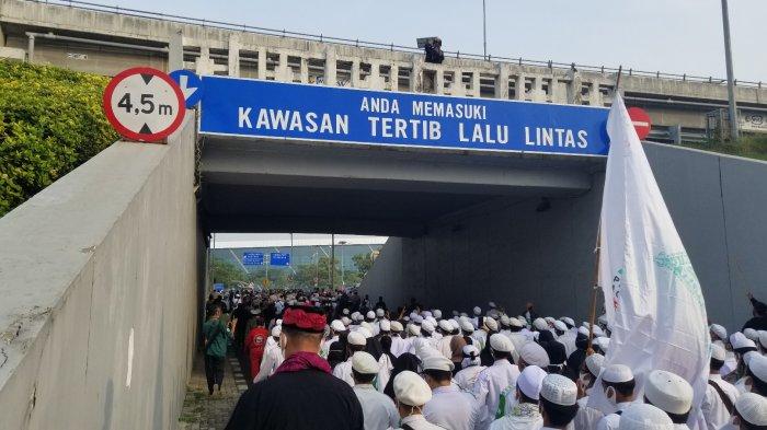 Suasana Bandara Soekarno-Hatta yang dipenuhi ribuan simpatisan Habib Rizieq Shihab, Selasa (10/11/2020).