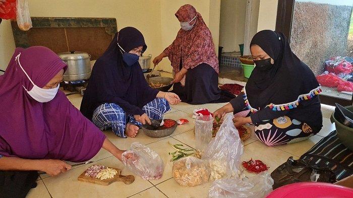 Suasana dapur umum yang digerakkan oleh kaum emak-emak RW 008, Kelurahan Limo, Kecamatan Limo, Kota Depok pada Jumat (16/7/2021).