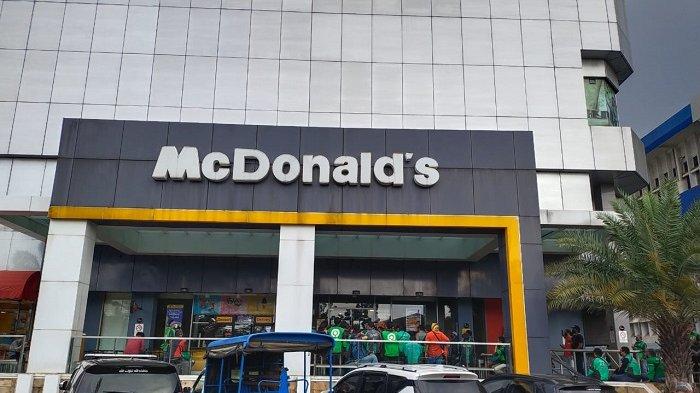 Suasana di McDonalds kawasan Arion, Pulogadung, Jakarta Timur pada hari pertama peluncuran BTS Meal, Rabu (9/6/2021)