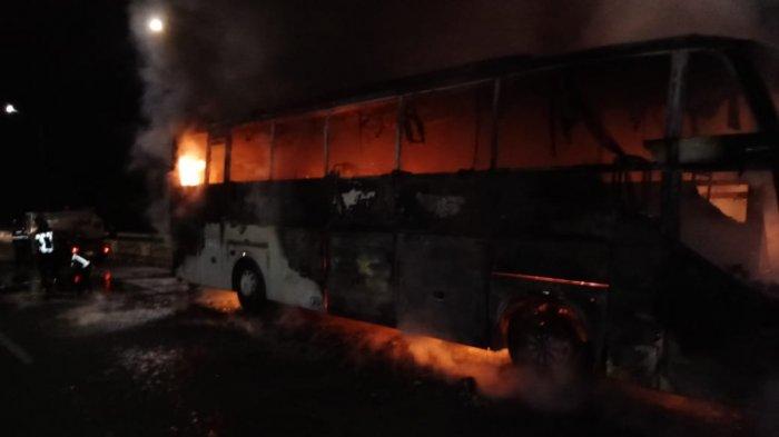 Suasana evakuasi bus terbakar di Tol Jagorawi KM 15 arah Bogor, Selasa (27/10/2020) pagi.