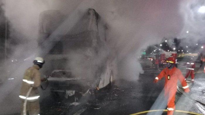 Suasana evakuasi bus terbakar di Tol Jagorawi KM 15 arah Bogor, Selasa (27/10/2020) pagi.