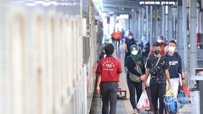 Suasana jelang larangan mudik lebaran di Stasiun Pasar Senen, Jakarta Pusat, Rabu (28/4/2021). PT Kereta Api Indonesia (KAI) diwajibkan membatalkan jadwal keberangkatan kereta pada masa larangan mudik 6-17 Mei 2021 dan mengembalikan 100% biaya tiket kepada penumpang yang telah membeli tiket. Hal tersebut tertuang dalam Peraturan Menteri (PM) Perhubungan No.13/2021 tentang Pengendalian Transportasi Selama Masa Idulfitri 1442 dalam Rangka Pencegahan Penyebaran Covid-19.