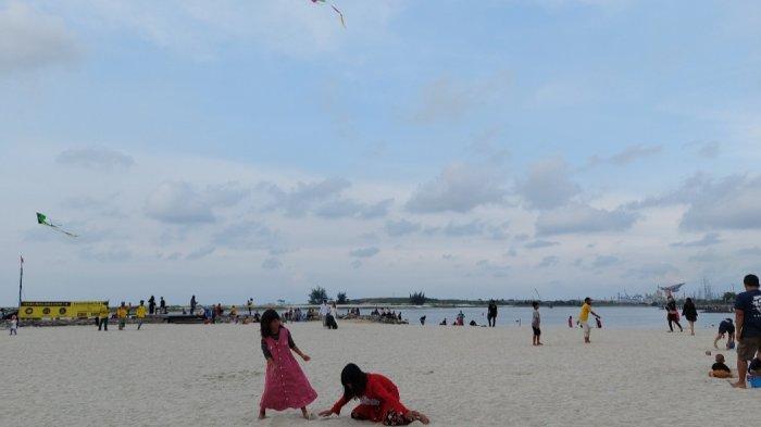 Suasana kawasan Pantai Ancol pada saat libur Imlek, Selasa (1/2/2022). Sejumlah masyarakat liburan ke Pantai Ancol bersama keluarga.