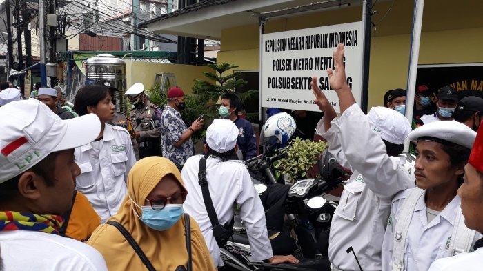 Suasana massa aksi yang kehilangan ponselnya di depan pos Polisi Sabang, Menteng, Jakarta Pusat pada Senin (2/11/2020).