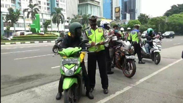 Suasana hari kedua operasi zebra di Jalan DI Pandjaitan, Jatinegara, Jakarta Timur, Selasa (27/10/2020).