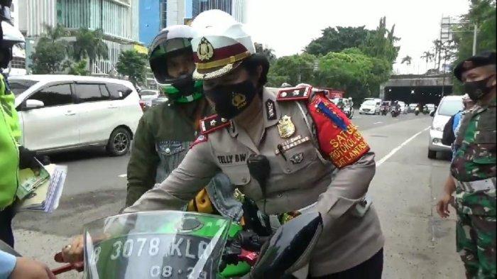 Suasana hari kedua operasi zebra di Jalan DI Pandjaitan, Jatinegara, Jakarta Timur, Selasa (27/10/2020).