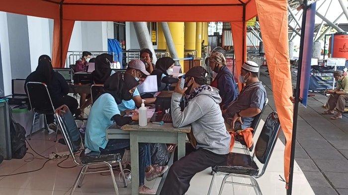 Suasana pendaftaran mudik gratis sepeda motor dengan kapal laut di Terminal Penumpang Nusantara, Pelabuhan Tanjung Priok, Jakarta Utara, Sabtu (23/4/2022).