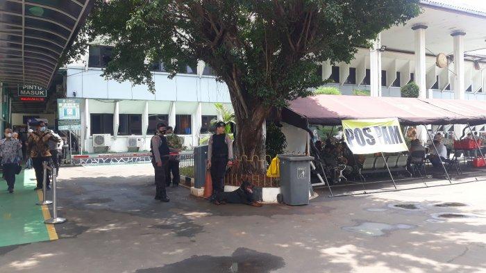 Suasana pengamanan di depan Pengadilan Negeri Jakarta Selatan jelang sidang praperadilan Rizieq Shihab pada Rabu (6/1/2021).