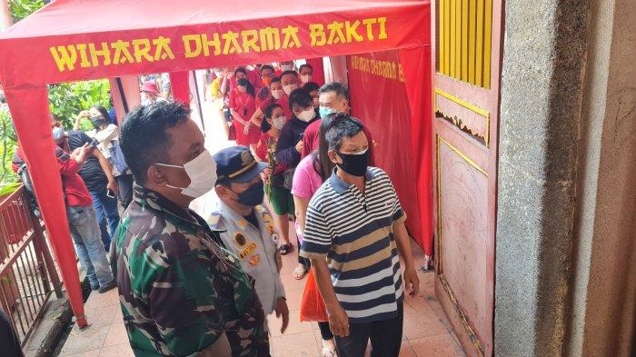 Suasana perayaan Tahun Baru Imlek 2022 di Vihara Dharma Bhakti di kawasan Glodok, Tamansari, Jakarta Barat pada Selasa (1/2/2022). Sejumlah petugas keamanan Satpol PP, TNI dan Polri turut mengamankan vihara tersebut.Â