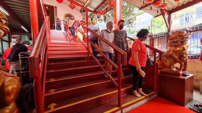Suasana perayaan Tahun Baru Imlek 2022 di Vihara Dharma Bhakti di kawasan Glodok, Tamansari, Jakarta Barat pada Selasa (1/2/2022). Sejumlah petugas keamanan Satpol PP, TNI dan Polri turut mengamankan vihara tersebut.Â