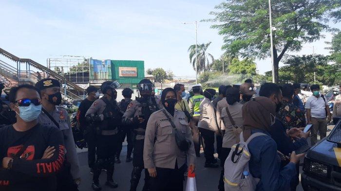 Suasana di depan PN Jakarta Timur usai aksi adu mulut dan saling dorong antar Polwan dan simpatisan Rizieq Shihab berlangsung, Selasa (23/3/2021).