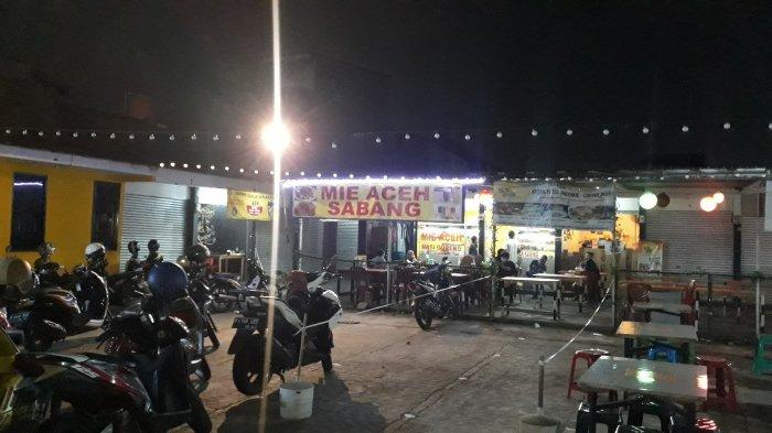 Suasana pujasera di Jalan Raya Ciledug, Petukangan Utara, Pesanggrahan, Jakarta Selatan pada Rabu (28/10/2020).