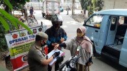 Suasana razia tertib masker di Jalan Kebon Sereh, Matraman, Jakarta Timur, Jumat (20/11/2020).