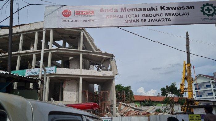 Suasana robohnya bangunan SMA 96 di kawasan Cengkareng, Jakarta Barat pada Rabu (17/11/2021).
