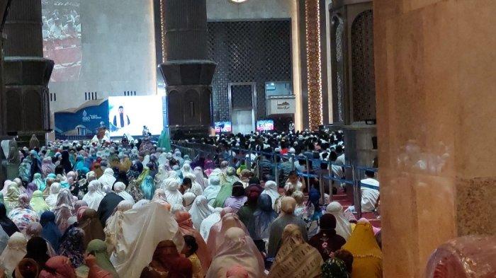 Suasana salat tarawih di Masjid Istiqlal Jakarta, pada Sabtu (2/4/2022).