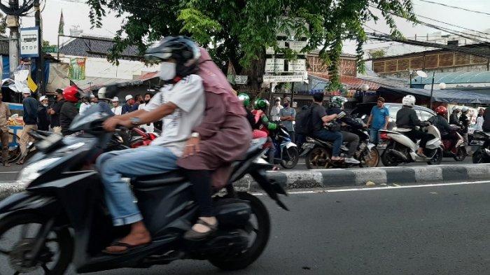 Suasana sejumlah laskar FPI berjaga-jaga di mulut Gang Petamburan III, Jakarta Pusat, pukul 17.52 WIB, Selasa (8/12/2020)