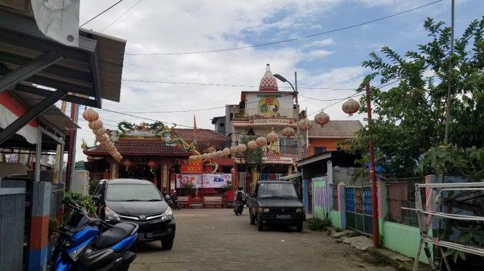 Suasana sepi Kampung Tehyan, Sewan, Kecamatan Neglasari, Kota Tangerang menjelang perayaan Tahun Baru Imlek 2572 di tengah pandemi Covid-19, Kamis (11/2/2021).