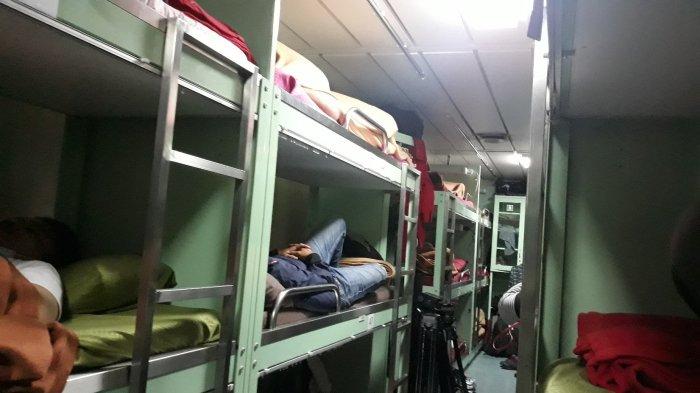 Suasana tempat tidur susun di KRI Semarang pada Senin (11/1/2021).