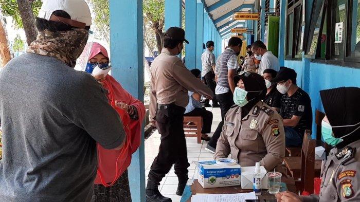 Suasana vaksinasi Covid-19 di SMPN 281, Kramat Jati, Jakarta Timur, Sabtu (10/4/2021).