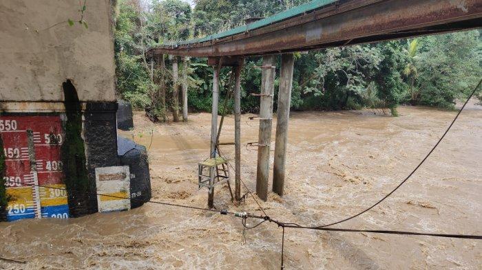 Tinggi muka air Sungai Cilieung di Pos Pantau Jembatan Panus, Kota Depok, Senin (8/2/2021).