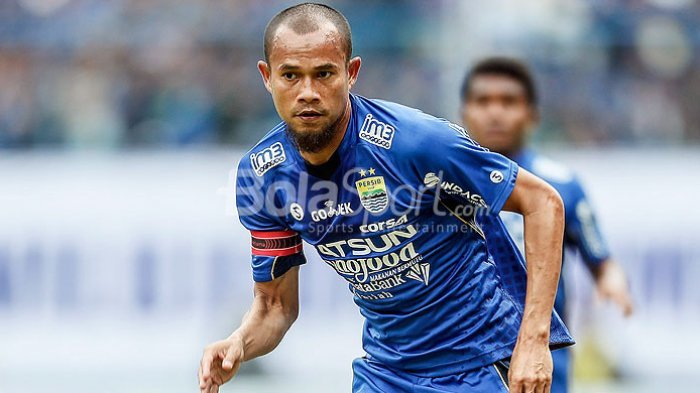 Aksi bek Persib Bandung, Supardi Nasir, saat tampil melawan Sriwijaya FC pada partai pembukaan Piala Presiden 2018 di Stadion Gelora Bandung Lautan Api, Kab. Bandung, Selasa (16/1/2018).
