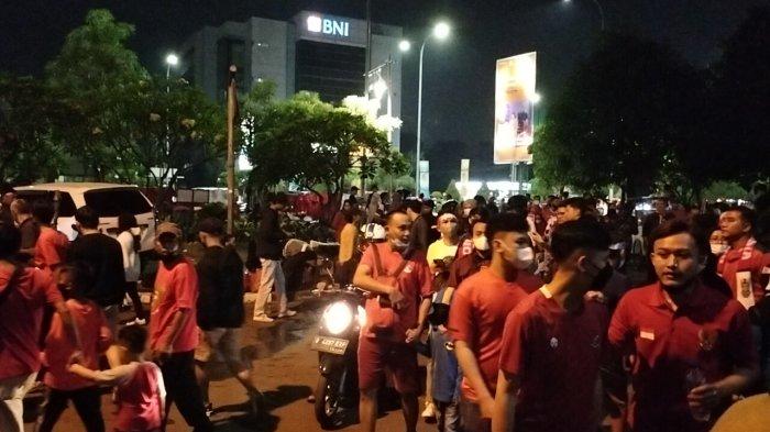 Antrean masuk penonton di Stadion Patriot Candrabhaga jelang laga Indonesia vs Thailand di Piala AFF U-19, Rabu (6/7/2022).