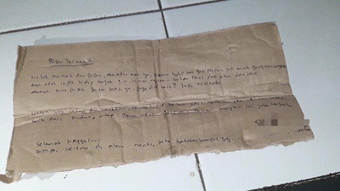 Surat wasiat yang ditulis PAD (26) pada secarik karton berisikan permintaan maaf untuk kedua orangtuanya di Matraman, Jakarta Timur, Minggu (4/7/2021)