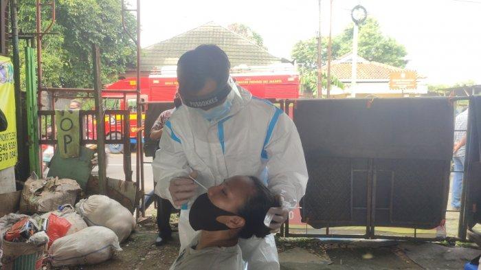 Warga di RW 03 Kelurahan Bambu Apus, Cipayung, Jakarta Timur jalani swab test antigen massal, Selasa (1/6/2021)