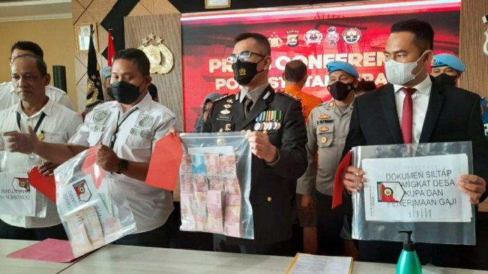 Kapolresta Tangerang menetapkan seorang Kepala Desa Cikupa, Kabupaten Tangerang dengan antek-anteknya karena melakukan pungutan liar PTSL (Pendaftaran Tanah Sistematis Lengkap), Selasa (5/7/2022).