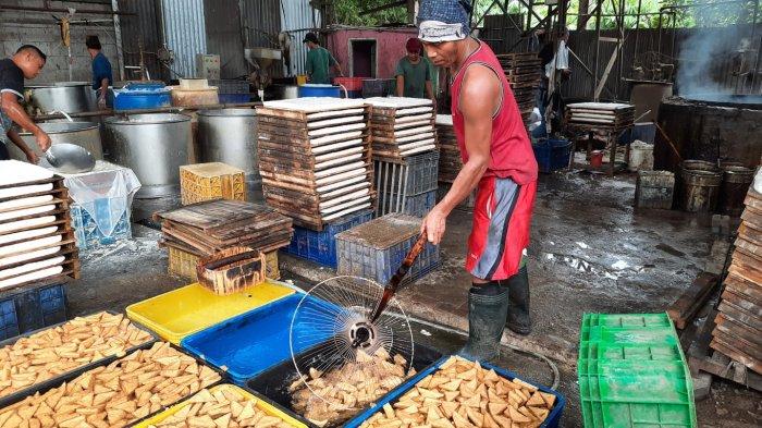 Pengrajin tahu di Kelurahan Bojong Menteng, Kecamatan Rawalumbu, Kota Bekasi menjerit harga kedelai meroket.
