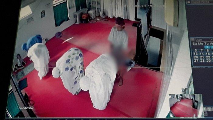 Tampak rekaman CCTV saat pelaku melakukan pelecehan seksual kepada jemaah perempuan Musala Al-Amin di Jatinegara, Jakarta Timur, Jumat (4/6/2021).