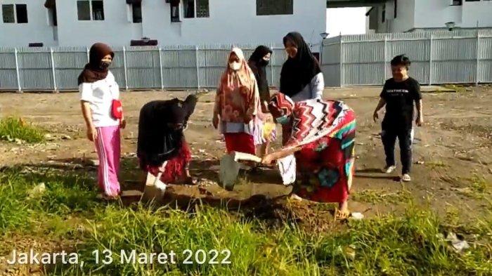 Emak-emak warga Kampung Akuarium, Penjaringan, Jakarta Utara, mencangkul tanah untuk dibawa Gubernur DKI Jakarta Anies Baswedan ke IKN Nusantara.