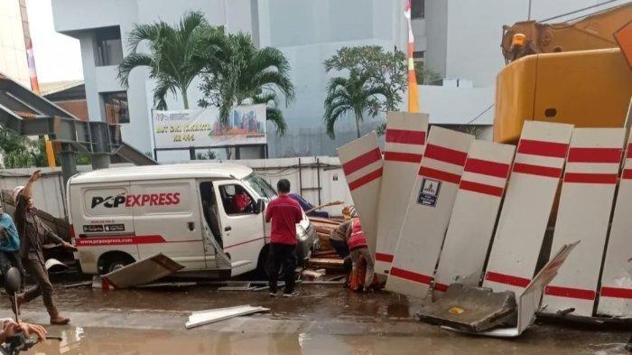 Tandon penampungan air di Proyek LRT jebol dan menimbulkan kecelakaan lalu lintas di Jalan Rasuna Said, Setiabudi, Jakarta Selatan, Selasa (28/6/2022).