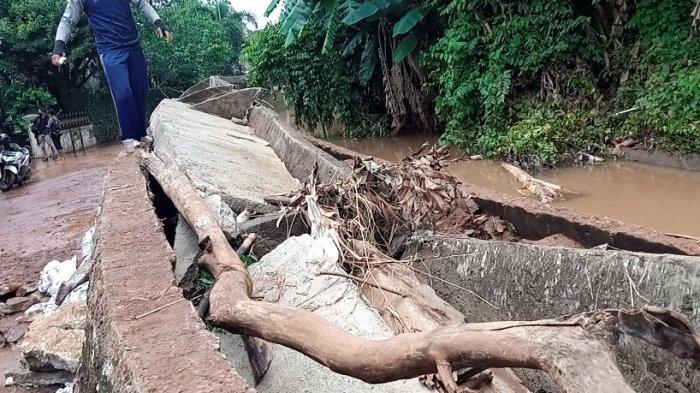 Tanggul di Perumahan Bumi Nasio Indah Jatiasih, Kota Bekasi rebah.