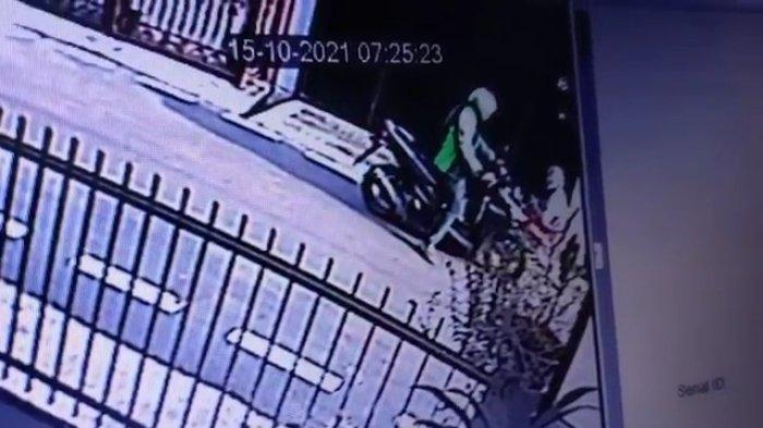 Tangkapan layar dari CCTV yang merekam detik-detik aksi pelaku menjambret lansia yang sedang berjemur di kawasan Gambir, Jakarta Pusat pada Rabu (20/10/2021).