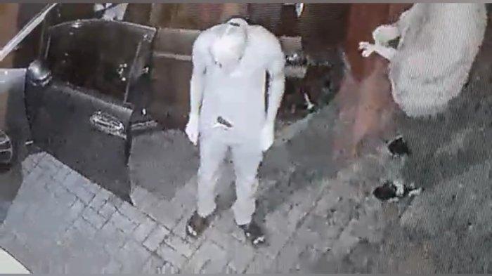 Tangkapan layar video CCTV enam orang pelaku saat melancarkan aksinya.