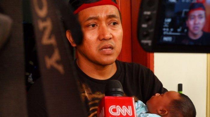 Teddy Pardiyana menggendong Delina Bintang Aura Putri, anak semata wayangnya dengan Lina Jubaedah. Setahun Lina Jubaedah meninggal, Teddy mengucap bukan tidak mungkin akan melepas status dudanya dan akan menikah lagi tahun 2021.