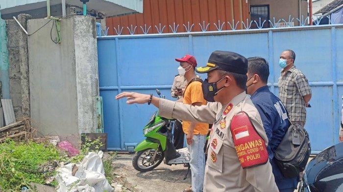 Aparat Polsek Metro Penjaringan menghentikan aksi pembongkaran paksa terhadap tembok beton di lahan sengketa pergudangan Jalan Kapuk Indah, RT 02 RW 03 Kapuk Muara, Penjaringan, Jakarta Utara, Sabtu (17/4/2021).