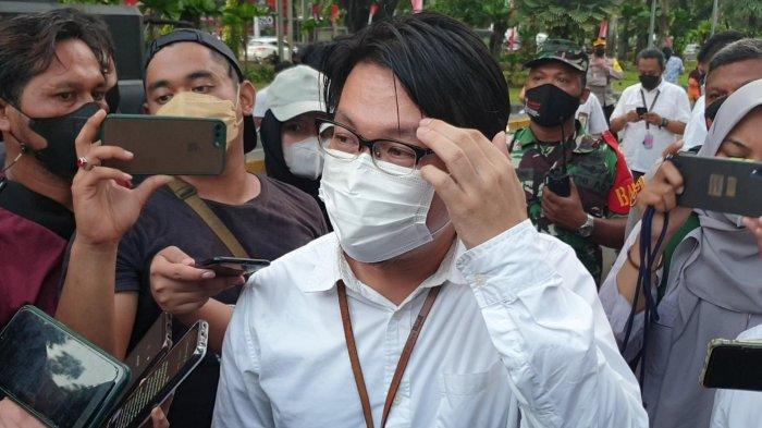 Tenaga Ahli Utama dari Kepala Staf Presiden (KSP) Wandy Tuturoong usai menemui mahasiswa pengunjuk rasa kelangkaan minyak goreng di kawasan Patung Kuda, Gambir, Jakarta Pusat, Senin (28/3/2022).