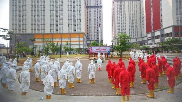 Tenaga kesehatan yang bertugas di Rumah Sakit Darurat Covid-19 atau RSDC Wisma Atlet Kemayoran, Jakarta.