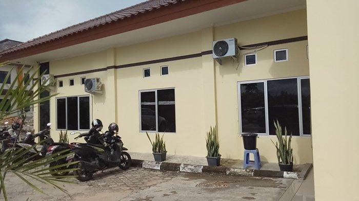 Jendela ruang kerja tim Densus 88 Anti teror yang berada di gedung Sat Tahti Polda Bangka Belitung